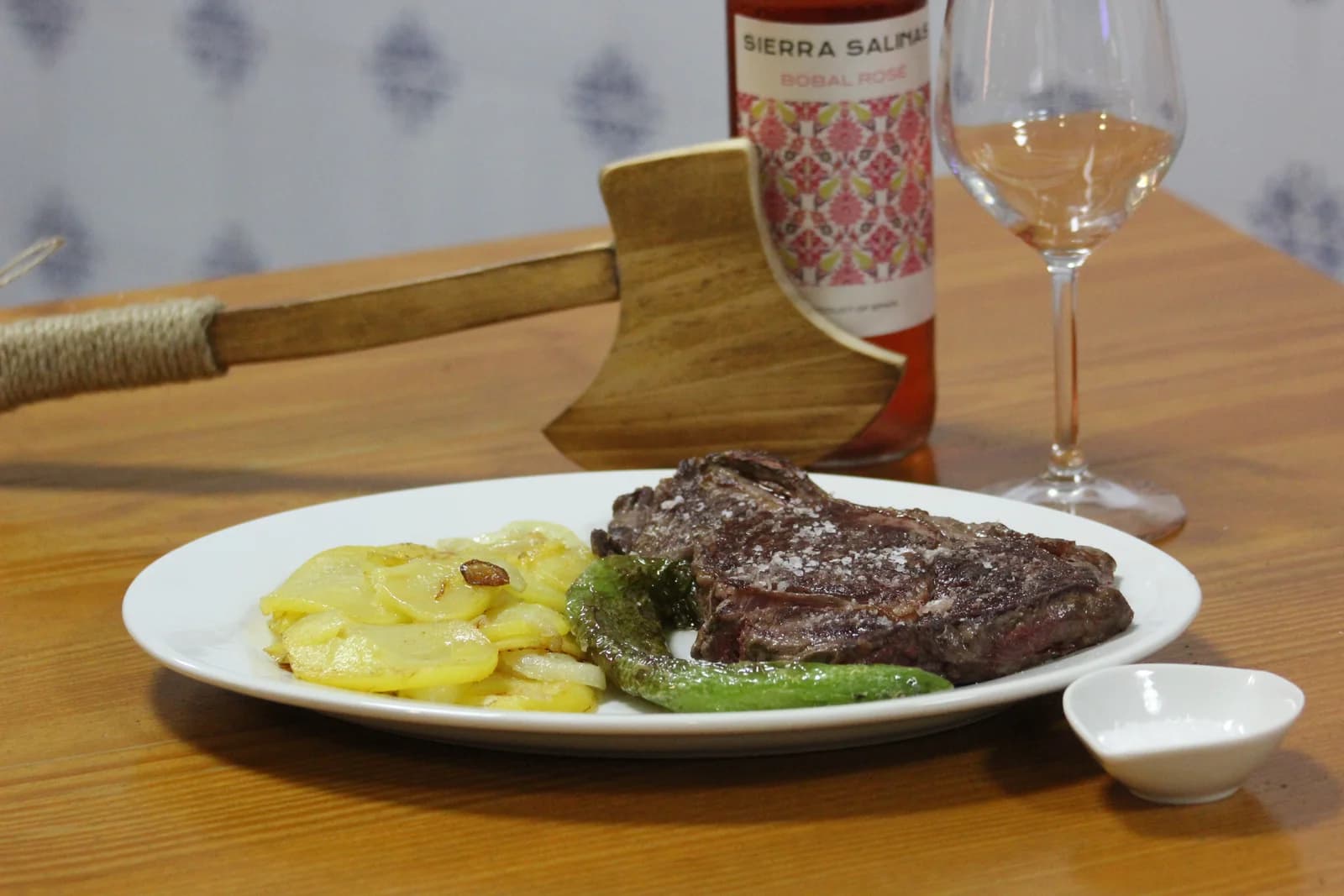 Entrecot con patatas y verduras, servido en La Escalinata